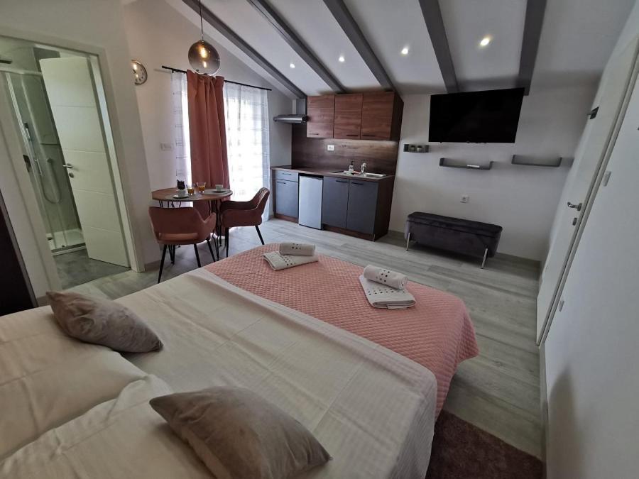 New Nikolina 4 Star Apartment Mali Losinj Bagian luar foto