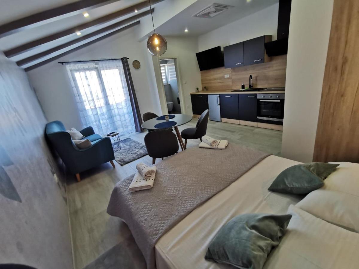 New Nikolina 4 Star Apartment Mali Losinj Bagian luar foto